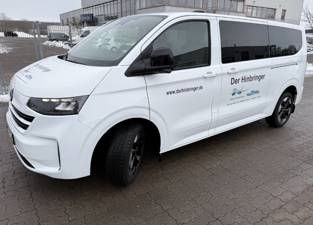 Ein VW Caravelle  aus dem Fuhrpark von Der Hinbringer